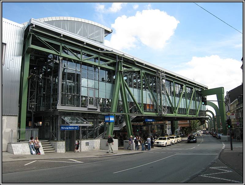 Die vollstndig sanierte und modernisierte Station Vohwinkel der Wuppertaler Schwebebahn, aufgenommen am 16.08.2008. 