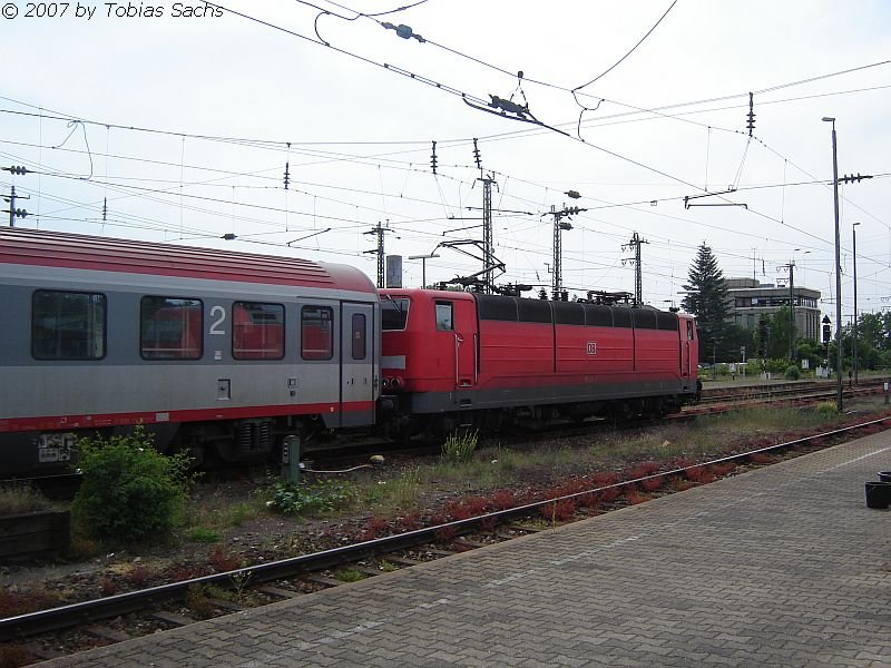 Die vor ca. 10 Minuten bereits angekoppelte E-Lok Br 181 zieht den Sonderzug SDZ 13086 mit 4 Wagen nach Straburg aus Kalrsruhe Gleis 9.