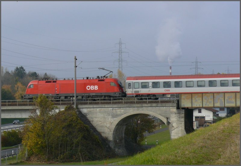 Die Vorbrcken der Rheinbrcke bei Buchs SG bestehen aus einem Sammelsurium verschiedener Bauteile. 1116 231-0 hat bald den Bahnhof Buchs SG erreicht. (01.11.2007)