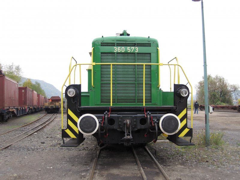 Die Vorderansicht der Diesellok D6 der Brohltalbahn.