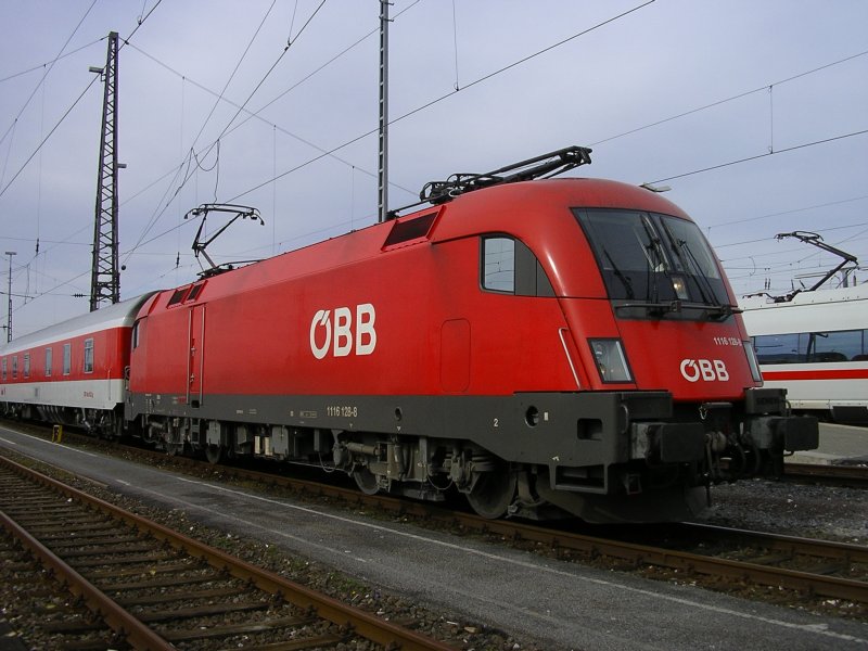 Die vorerst letzte Taurus Leistung von Wrgl nach Dortmund ,
1116 128-9 mit CNL 13364.(30.03.2008)   