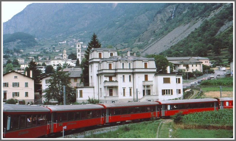 Die Vorgnger der Panoramawagen waren diese neu beschafften Wagen fr den Bernina Express, hier bei Einfahrt auf das Kreisviadukt von Brusio. (Archiv 08/84)