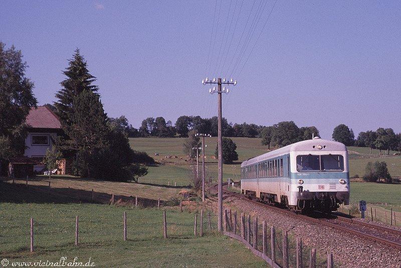 Die Vorserienfahrzeuge der Baureihe 628 wurden in letzter Zeit immer seltener - ihr letztes Refugium war die Auerfernbahn.
Am 15.7.03 rumpelte 628 014 noch seines Weges entlang der Ortschaft Haslach und dem Fotografen vor die Linse.
Die Baureihe 628.0 ist heute vollstndig ausgemustert, die Hlfte der Fahrzeuge verschrottet.