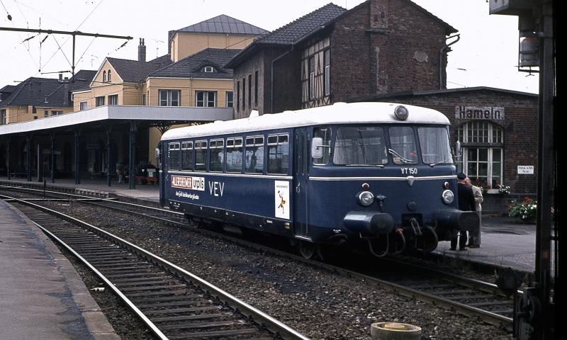 Die Vorwohle -Emmertaler Eisenbahn kaufte 1972 von der Kln-Mlheimer-Leverkusener Eisenbahn zwei Schienenbusse der Bauart MAN sie wurden schon ein Jahr spter an die HZL weiterverkauft. hier im Bahnhof Hameln im Mrz 73.