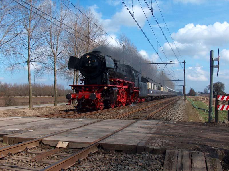 Die VSM 23 071 mit dem NVBS Jubileumsexpress, teils zusammengestellt aus historischen Rheingoldwagen, zwischen Geldermalsen und Culemborg. Foto Jacques Janssen 26.03-06.