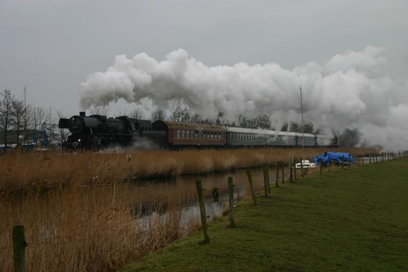 Die VSM 52 3879 ist am 29-01-2005 im Friesland/NL.Zwischen Sneek & Hindeloopen.