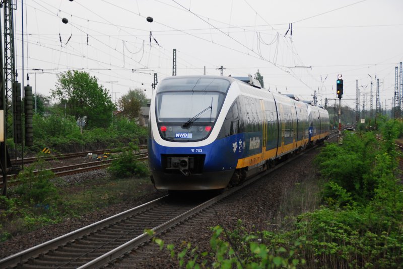 Die VT 703 in Traktion mit der V T711 der NordWestBahn im Gtersloh-Hauptbahnhof am 16.04.2009. Selten in Traktion zu sehen. Scheint hier mit dem erhhten Aufkommen durch die Gleisbauarbeiten zusammen zu hngen.