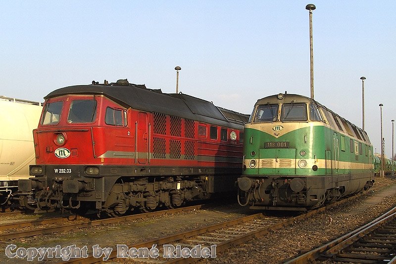 Die W 232.03 und 118 001 von ITL, im Alberthafen Dresden am 24.2.2007.