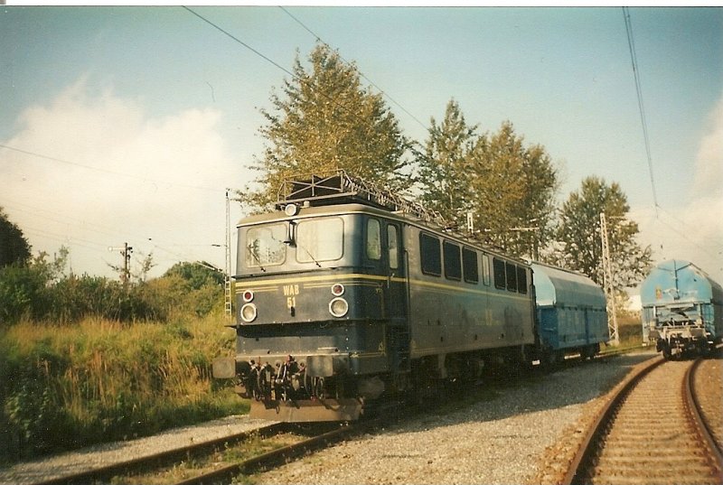 Die WAB-51 (142 157) steht im bergabebahnhof zum Kreidewerk Klementelvitz.Die Kreidezge fahren Nachts in Doppel-oder sogar in Dreifachtraktion.