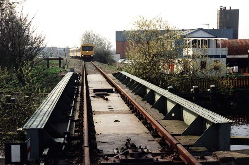 Die Wadlopers sind im Anzug! 3224 and 3103 whrend eine Sonderfahrt auf die Gterstrecke Leeuwarden-Stiens in Leeuwarden (Brcke ber Harlingervaart) am 11-4-1992. Bild und scan: Date Jan de Vries.