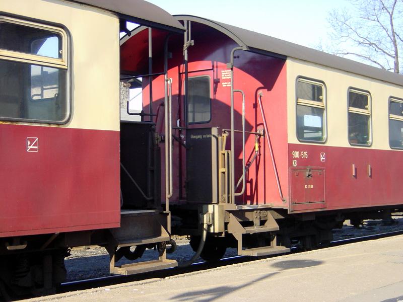 Die Wagen der Brockenbahn - hier ein Zug ohne Werbeaufschrift, 23. Februar 2003