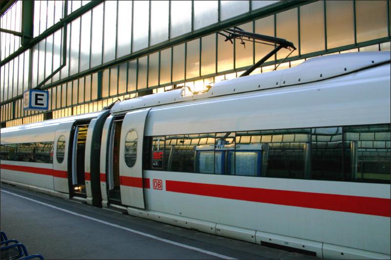 Die Wagen der ersten Klasse halten im Abschnitt E - 

ICE 3 im Stuttgarter Hauptbahnhof mit Abendlicht durch die Dachverglasung. 2

02.09.2005 (M)