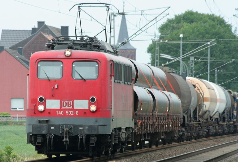 Die wahre Gterzuglok der DB, die 140 502-6, dessen Regelmigkeit immer mehr abnimmt, kurz vor Geilenkirchen Richtung Aachen West am 06.06.2009