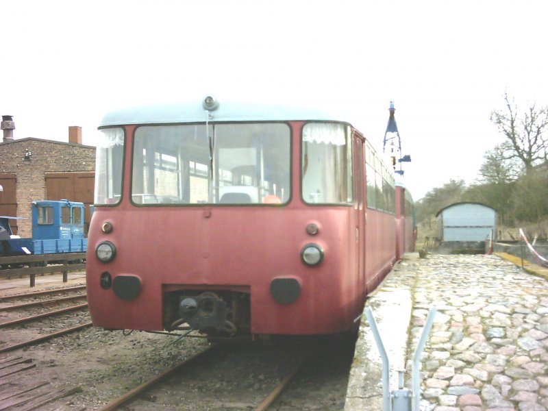 Die wahrscheinlich letzte Ferkeltaxe im Orginalzustand der VT 2.09.003(171 003) man beachte die Eckfenster das gab es nur bei den ersten Baujahren und heute sind sie vollkommen verschwunden. Leider ist der Triebwagen (Beiwagen auch vorhanden) nicht betriebsfhig soll aber wieder fahren wenn das liebe Geld mal da sein sollte, also...!  Das Fahrzeug gehrt dem Eisenbahnverein Gramzow.
http://www.eisenbahnmuseumgramzow.de/UntitledFrameset-17.htm