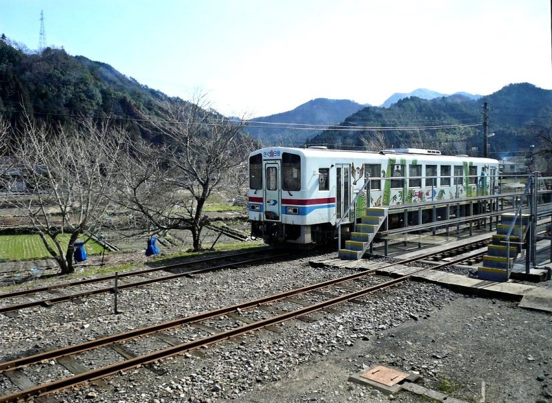 Die Wakasa-Bahn: Der Triebwagen  Kirschblte 3  an der Endstation Wakasa. 28.Februar 2009 .