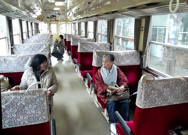 Die Wakasa-Bahn: Im Triebwagen  Kirschbl�te 1 , 28.Februar 2009.
