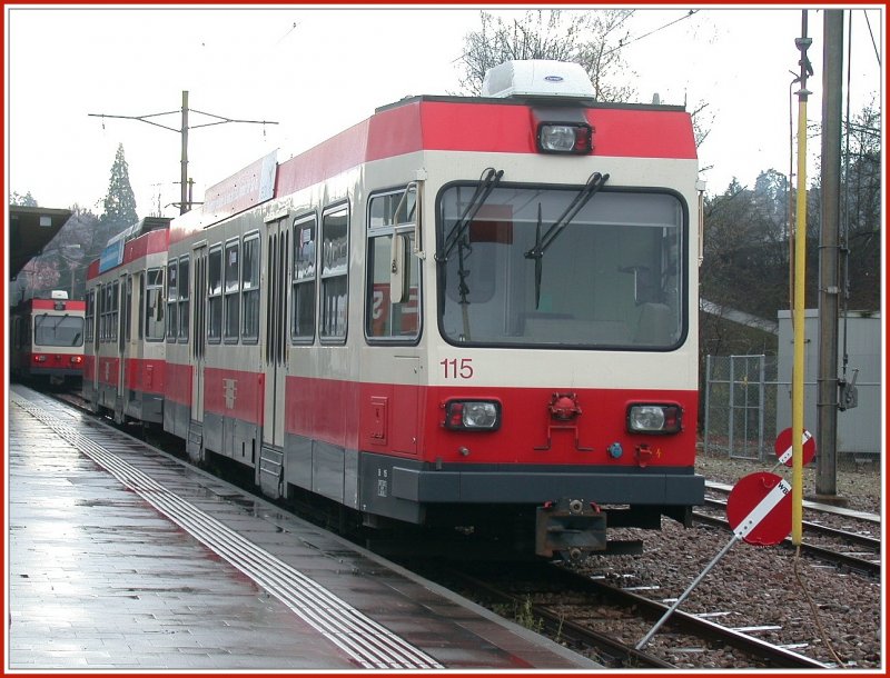 Die Waldenburgerbahn oder Linie 19 des Tarifverbundes Nordwestschweiz beginnt in Liestal auf 327 m..M und endet nach 13,1km in Waldenburg 518 m..M. Die Spurweite betrgt lediglich 75cm, was an den Fahrzeugen aber nicht auffllt, da das Profil eher den Meterspurfahrzeugen entspricht. Abgestellter Steuerwagen 115 mit Triebwagen 15 in Liestal. (05.12.2006)