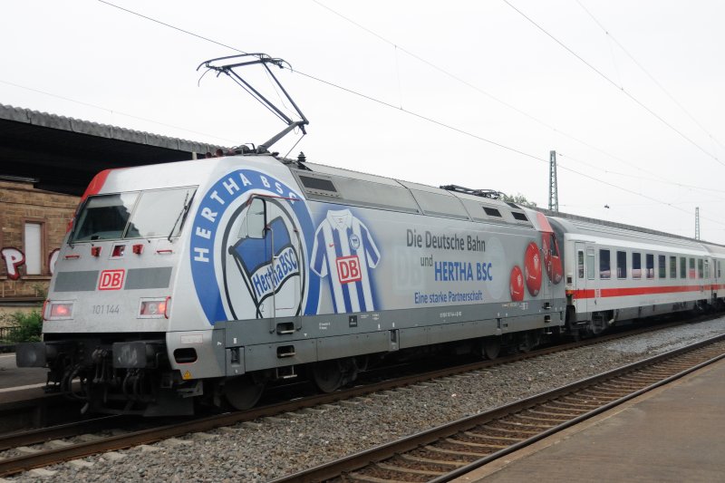 Die Wappenseite der  Hertha -101 (101 144). Hier bei der Ausfahrt aus Bensheim/Bergstrasse. Nchster Halt von IC 2273 ist Weinheim/Bergstrasse. (14.05.2009).