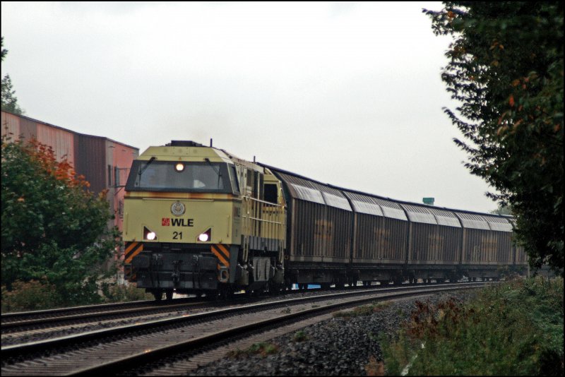 Die  Warsteiner-Kiste  WLE 21 (G2000) legt sich bei Frndenberg mit dem Spannplatenzug, von Lippstadt nach Brilon Wald, in die Kurve. (12.09.2008)

