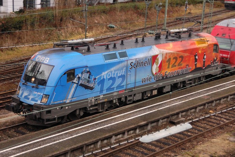 Die  Wasser -Seite der Feuerwehrlok. 1116 250-0 hat ihren DS-City-Shuttle zurck in den Lindauer Hbf gedrckt. Ein gelungenes Werbe-Design. (23.12.2008).