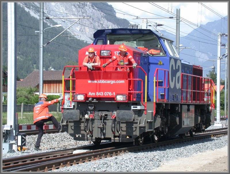 Die Weiche ist umgestellt (von Hand) und schon brummt die Am 843 usserst geruscharm zurck ins Stallinger Areal. (24.05.2007)