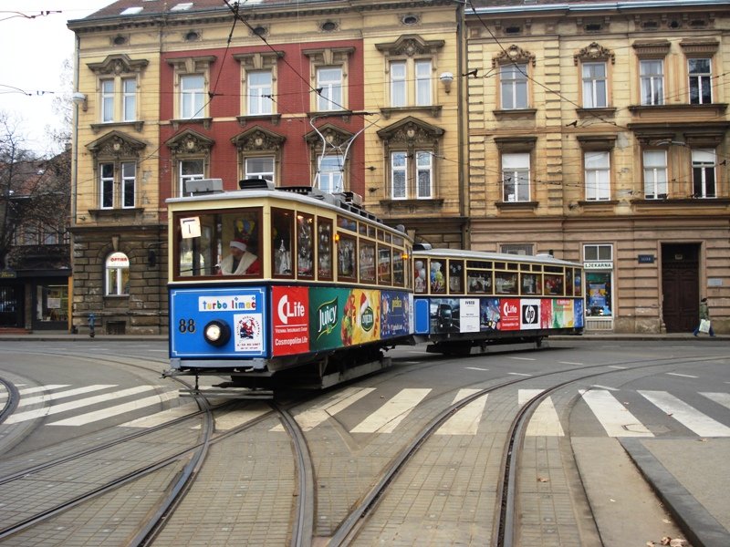Die Weinachtstraenbahn am Kreuzung Ilica/Austrijska.
