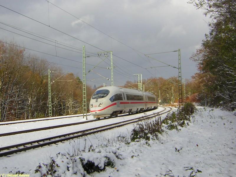 Die Weiwurst im Schnee: 403 002 am 25.11.2005 als ICE 1812 
nach Kln in der Kurve von Frankfurt am Main-Niederrad zum 
Bahnhof Sportfeld, der beim Fahrplanwechsel am 11.12.2005 
in Stadion umbenannt wurde.

