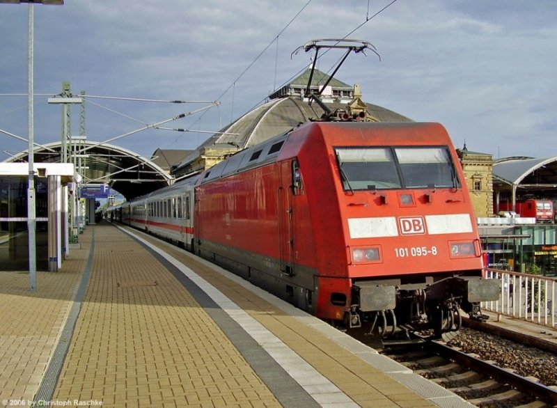 Die wenigen Sonnenstrahlen an diesem 09.08.06 nutzte die 
101 095-8 mit ihrem IC in Halle (Saale).