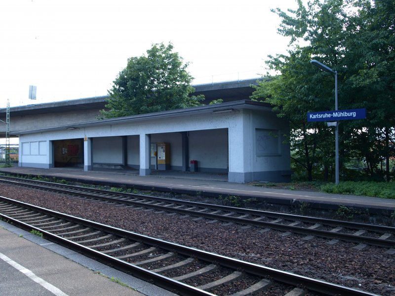 Die weniger schne Seite vom Bahnhof Karlsruhe-Mhlburg am 16. August 2008. Auf dem Bahnsteig geht es Richtung Karlsruhe Hauptbahnhof.