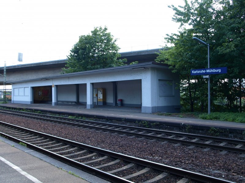Die weniger schne Seite vom Bahnhof Karlsruhe-Mhlburg am 16. August 2008. Auf dem Bahnsteig geht es Richtung Karlsruhe Hauptbahnhof.