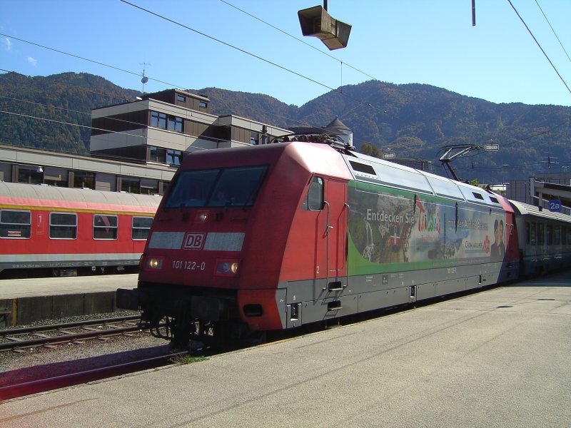 Die Werbe 101 122-0 mit einem IC von Italien nach Mnchen bei der ausfahrt aus Kufstein am 29.09.2007