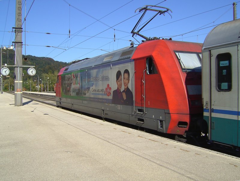 Die Werbe 101 122-0 mit einem IC von Italien nach Mnchen bei der ausfahrt aus Kufstein am 29.09.2007