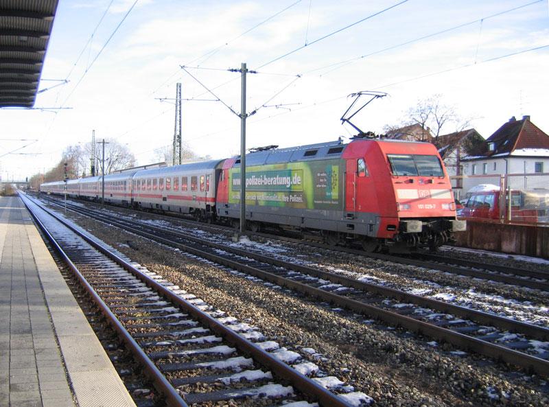 Die Werbelok 101 029 (Polizeiberatung) schiebt den IC 2297 nach Salzburg - 04.12.2005 bei Durchfahrt in Mnchen-Trudering

