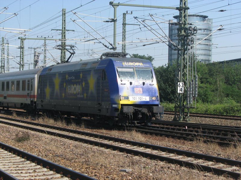 Die Werbelok 101 101-4 ist mit ihrem EC kurz vor der Einfahrt zum Dresdner-HBF.09.06.07.