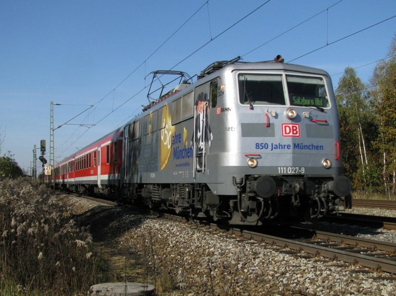 Die Werbelok 111 027 bespannte am 18.10.2008 die RB 30015. Aufgenommen in Haar (bei Mnchen).