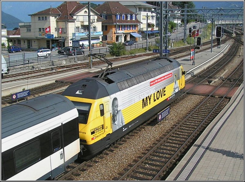 Die Werbelok Re 460 028-4  Western Union  aufgenommen von der Fugngerbrcke beim Verlassen des Bahnhofs von Spiez am 06.08.07. 