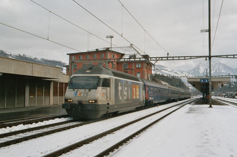 Die Werbelok Re 460 073-0 TSI  Monte Ceneri , am 25.1.04 bei der Ausfahrt aus dem Bahnhof Arth-Goldau