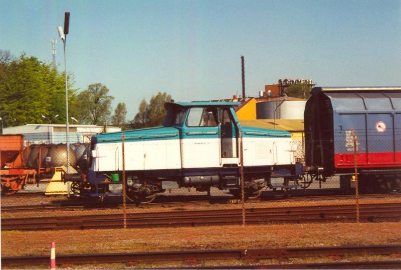 Die Werklok von DANISCO Sugar in Kpingebro ist aus dritter Hand. Sie fuhr bei SJ unter der Nummer Z65 512, bei der TGOJ unter der gleichen Nummer und trgt bei DANISCO keine Nummer, zumindest nicht sichtbar. Das Foto entstand am 15.05.2001 in Kpingebro.