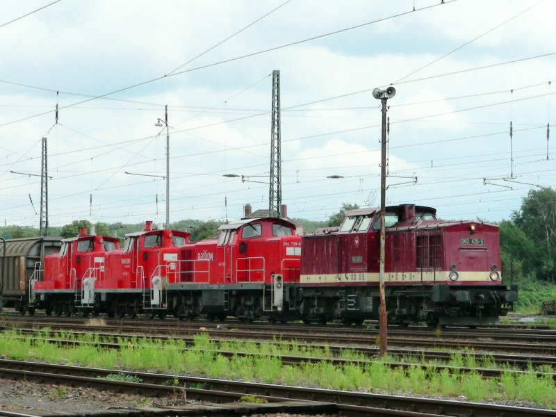 die  Wernerlok  202 425 in Da-Kranichstein mit ein paar Dieselameisen im Schlepp+Zug am 22.08.07