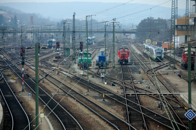 Die westlichen Bahnhofsgleise von Regensburg Hbf, von der Bahnhofsberfhrung aus gesehen. Bunt gewrfelt sind Loks und Wagen von DB und Privatbahnen abgestellt. (Regensburg, 14.03.09).