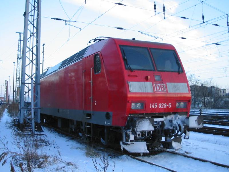 die vom Wetter gezeichnete 145029 stand am 23.12.02 im Vorfeld des Cottbusser Hbf abgestellt.