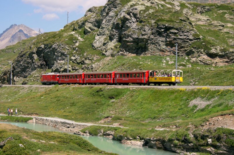 Die wie gewohnt kurze Komposition des Saison-RE 1642 (Tirano - St. Moritz) hat soeben den Lago Bianco erreicht, dessen  Auslufer  im Bild zu sehen ist. Am 31.7.2008 war er ausnahmsweise mit Gem 4/4 801 bespannt - Da die 1. Klasse bei diesem Zug normalerweise im Triebwagen geplant wre, fehlte sie in dieser Komposition vollstndig. 