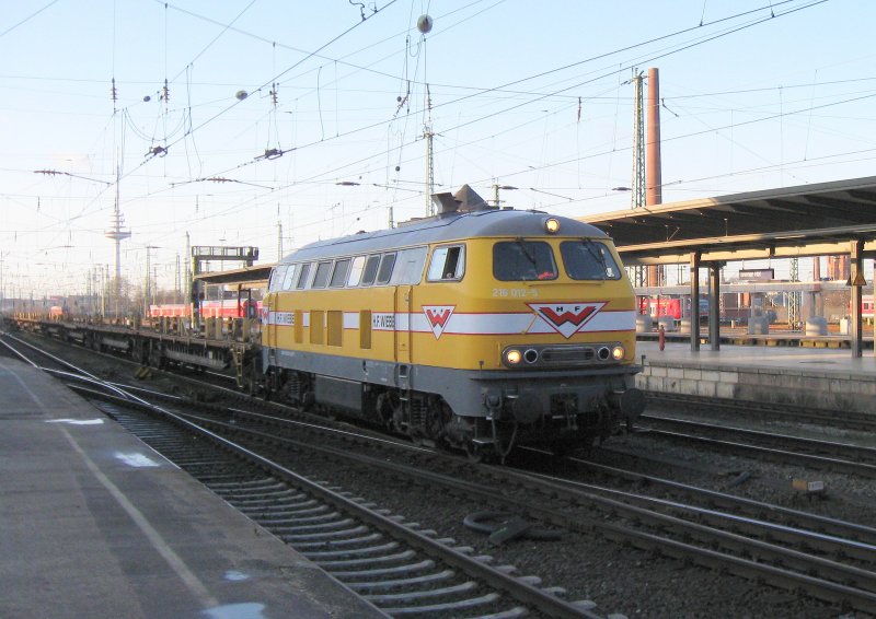 Die Wiebe 216 012-5 durchquert am 14.02.um 17:25 Uhr den Bremer Hauptbahnhof.