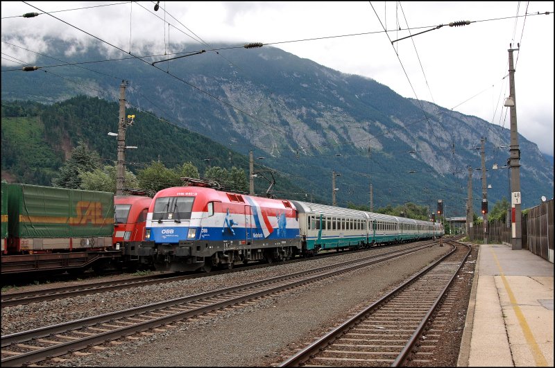 Die Wien Sdbahnhofer 1116 041 hat in Mnchen Hbf den IC 87  TIEPOLO , nach Venezia Santa Lucia, bernommen und wird ihn am Brenner an die Trennitalia bergeben. Abgelichtet bei der Durchfahrt in Schwaz am 04.07.2008.
