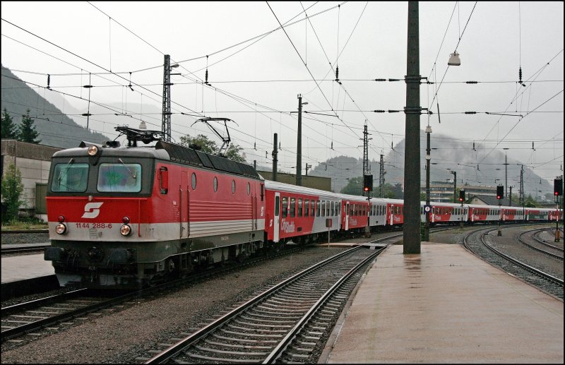 Die Wien Westbahnhofer 1144 288 erreicht mit dem REX 5162 von Innsbruck Hbf kommend den Zielbahnhof Kufstein. (07.07.2008)
