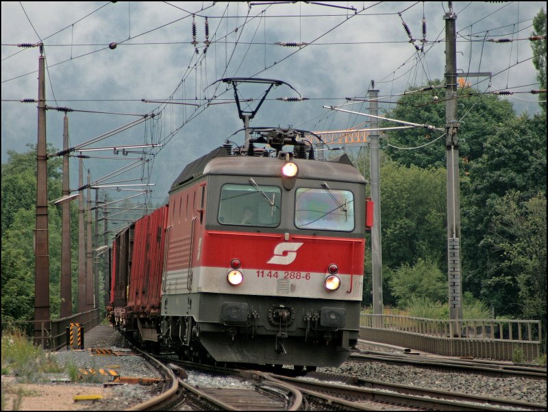 Die Wien Westbahnhofer 1144 288 ist eine der wenigen Loks die noch mit dem  Pflatsch  unterwegs ist. Am 08.07.2008 hat sie einen Gterzug am Haken und ist in Richtung Wrgl untwergs. (200mm Zoom)
