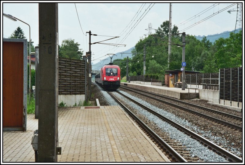 Die Wiener 1016 028 fhrt mit einem REX  Linie Salzburg  von Innsbruck Richtung Salzburg. Aufgenommen bei der Durchfahrt duch den Haltepunkt Stans.Schwaz am 17.06.05