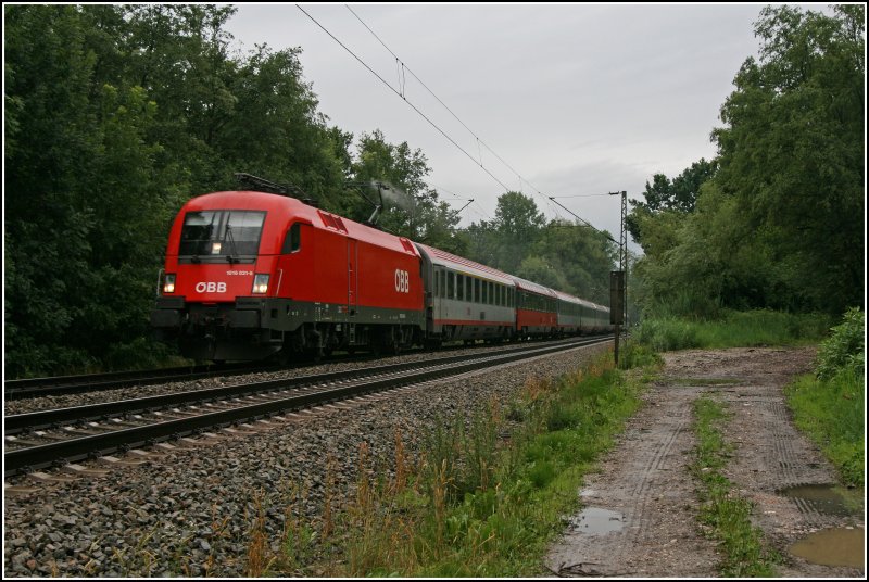 Die Wiener 1016 031 bringt den OEC 68  MOZART  von Wien Westbahnhof nach Mnchen Hauptbahnhof. (02.07.07)