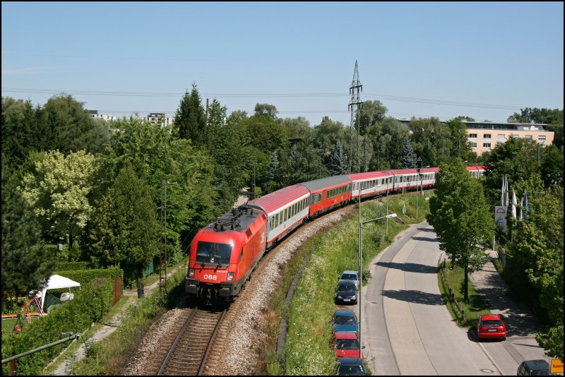 Die Wiener 1016 039 rollt mir dem OEC 160  Maria Theresia  von Wien Westbahnhof nach Zrich HB. Aufgenommen am 25.06.07. Kommischerweise befindet sich an zweiter stelle ein 2.Klasse BDmpsz.