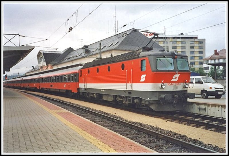 Die Wiener 1044 290 luft am Zugschluss eines InterCity Richtung Zell am See mit. Aufgenommen im Sommer 2000 in Wrgel.
